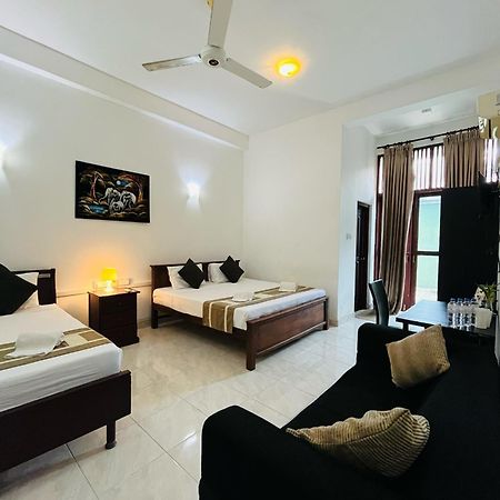 Hotel Blue Bird Negombo Esterno foto