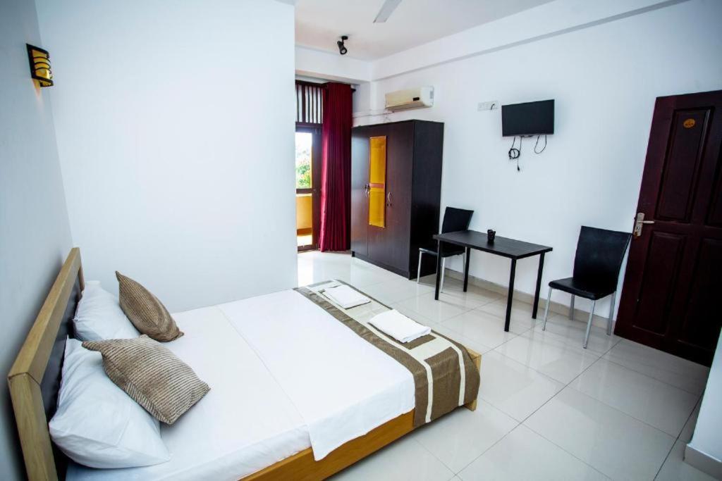 Hotel Blue Bird Negombo Esterno foto