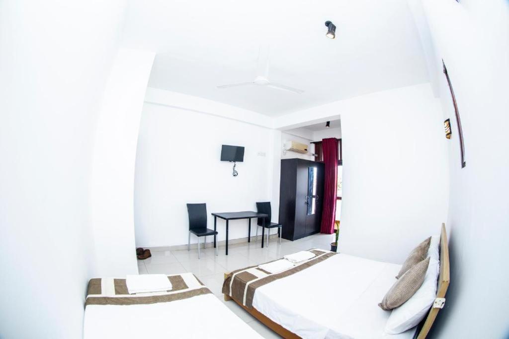 Hotel Blue Bird Negombo Esterno foto