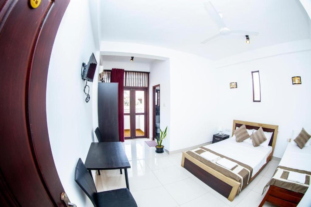 Hotel Blue Bird Negombo Esterno foto