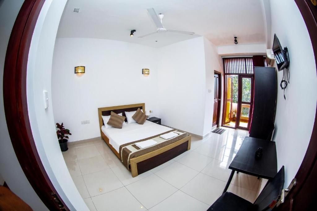 Hotel Blue Bird Negombo Esterno foto