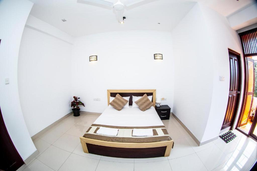 Hotel Blue Bird Negombo Esterno foto