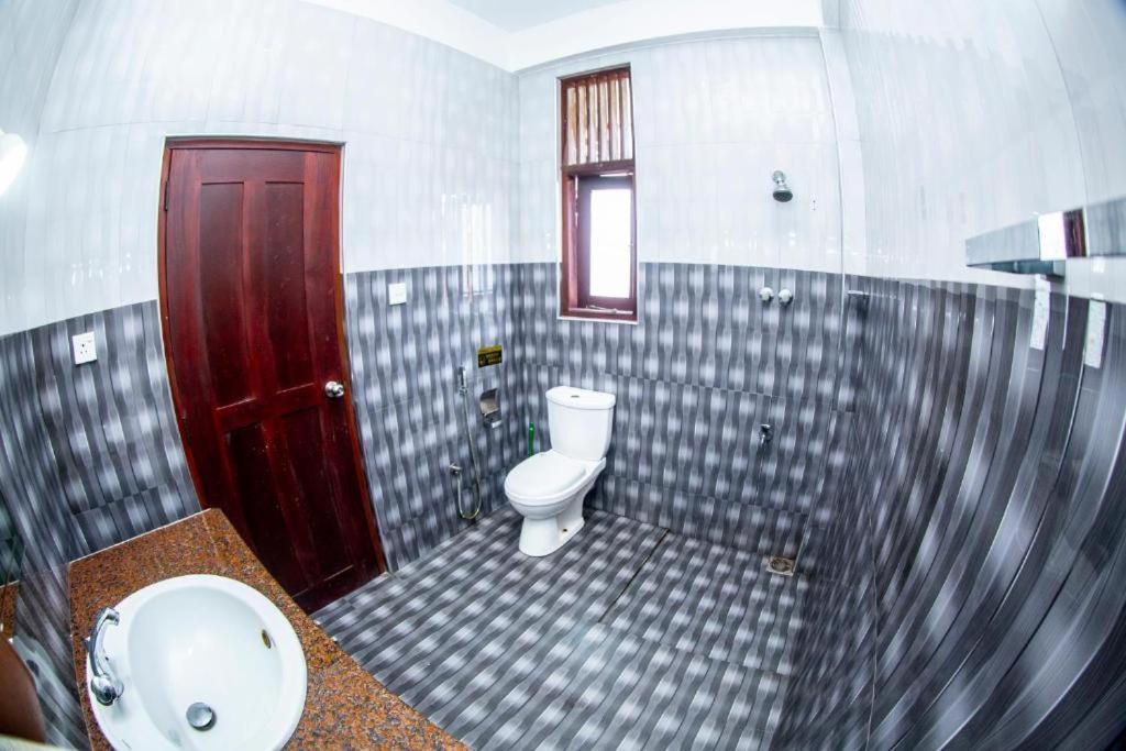 Hotel Blue Bird Negombo Esterno foto