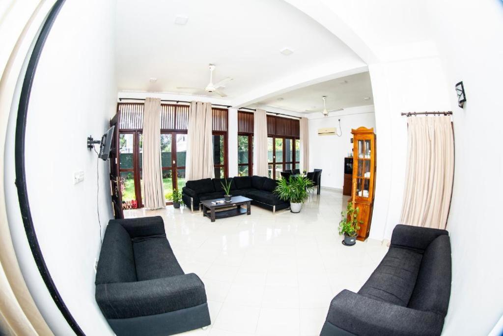 Hotel Blue Bird Negombo Esterno foto