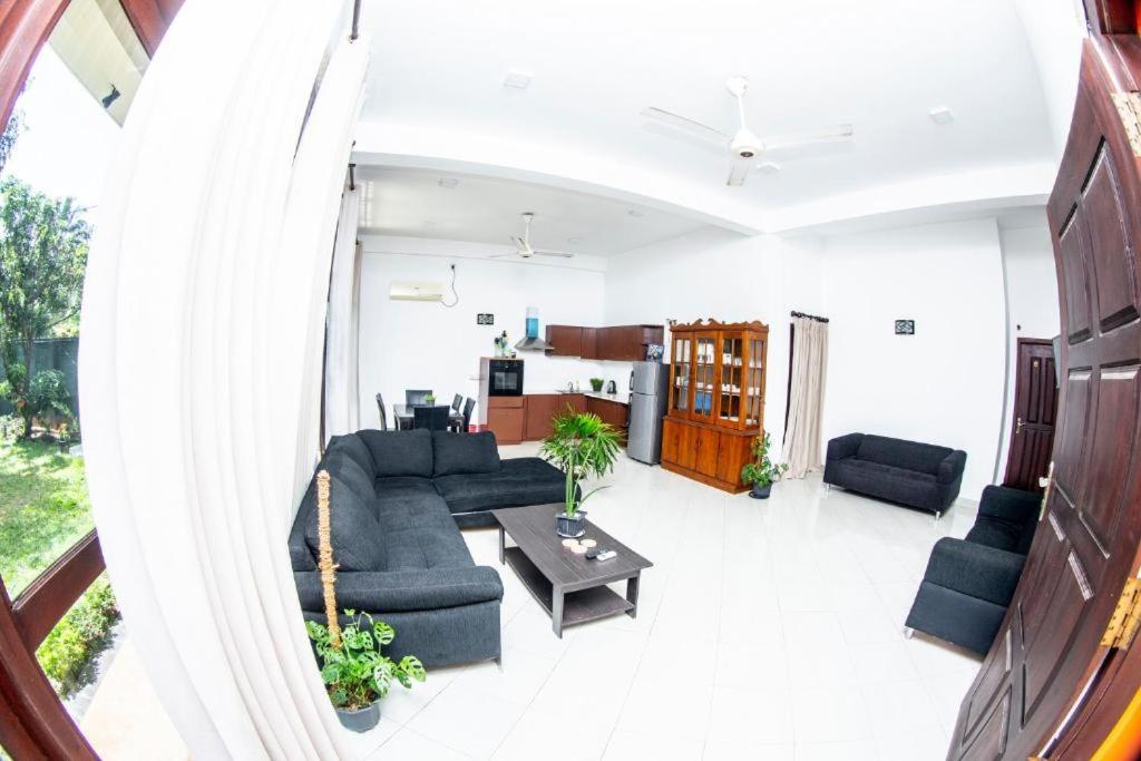 Hotel Blue Bird Negombo Esterno foto