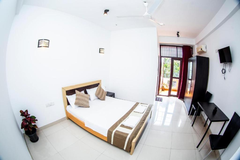 Hotel Blue Bird Negombo Esterno foto