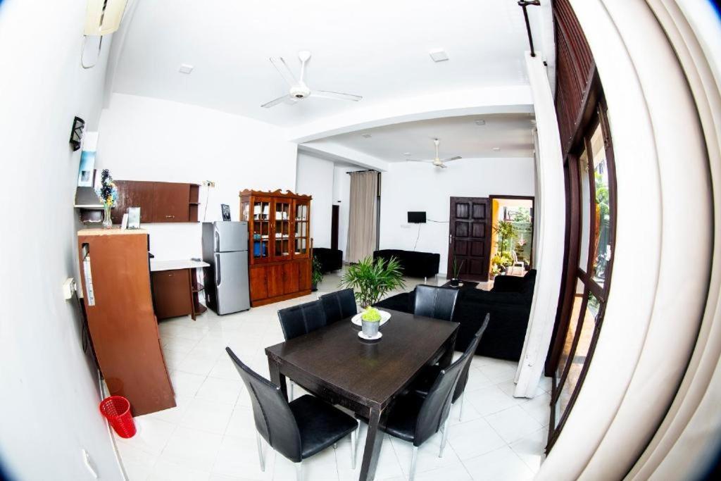 Hotel Blue Bird Negombo Esterno foto