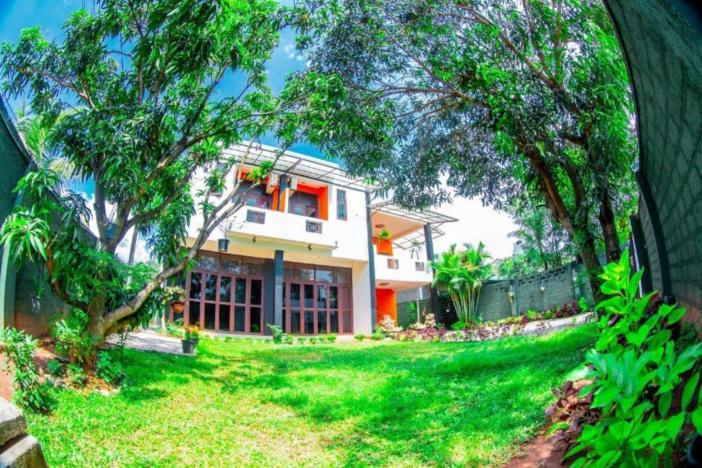 Hotel Blue Bird Negombo Esterno foto