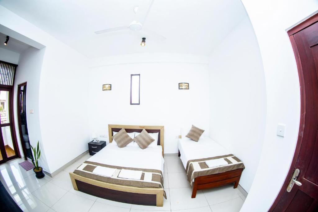 Hotel Blue Bird Negombo Esterno foto