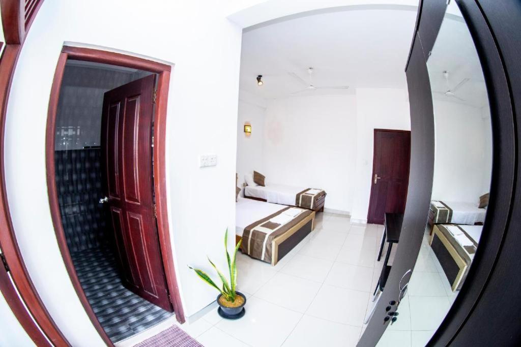 Hotel Blue Bird Negombo Esterno foto