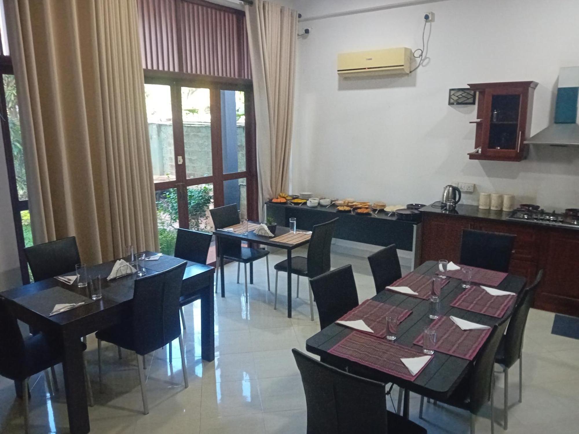 Hotel Blue Bird Negombo Esterno foto