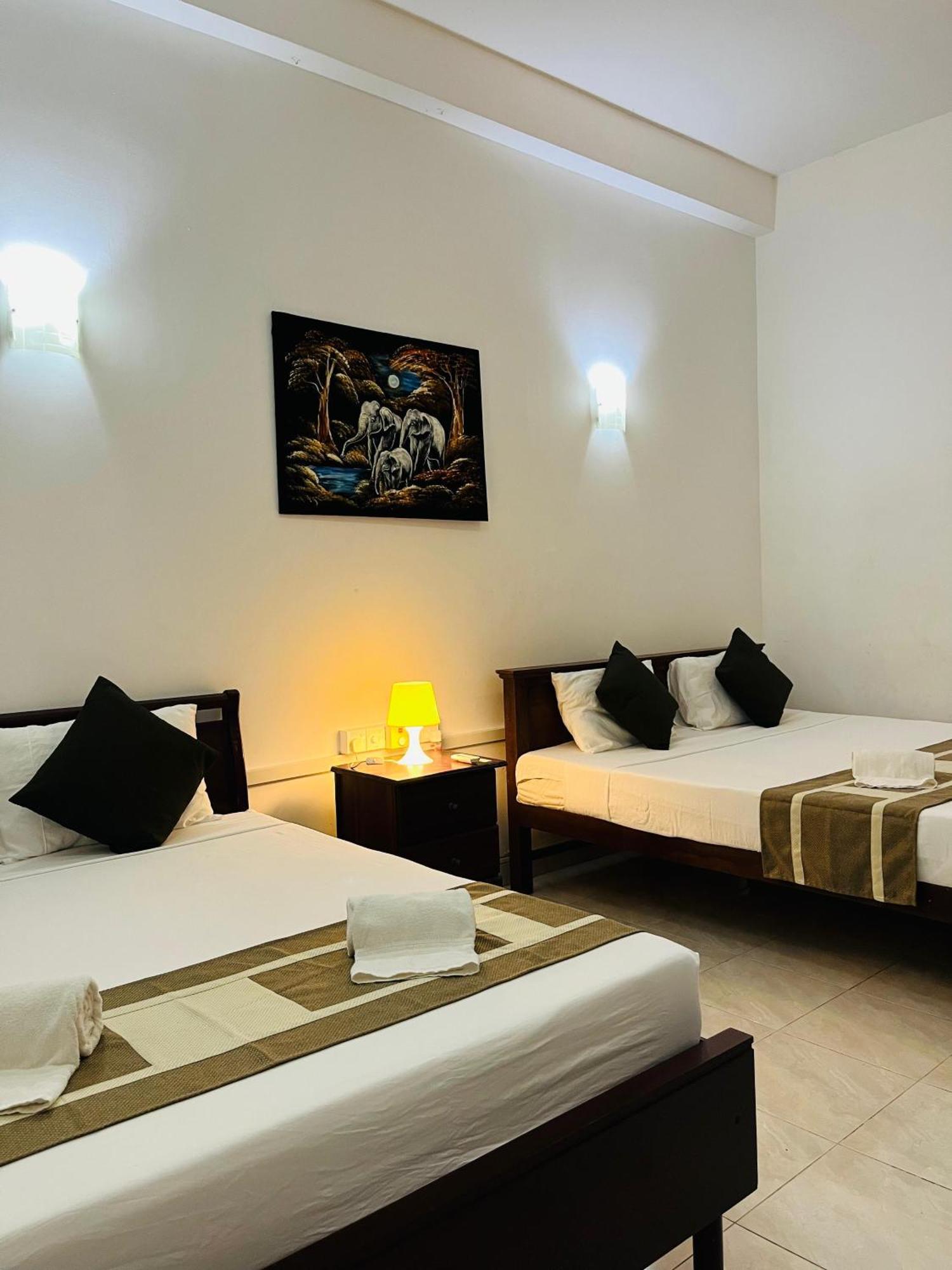 Hotel Blue Bird Negombo Esterno foto