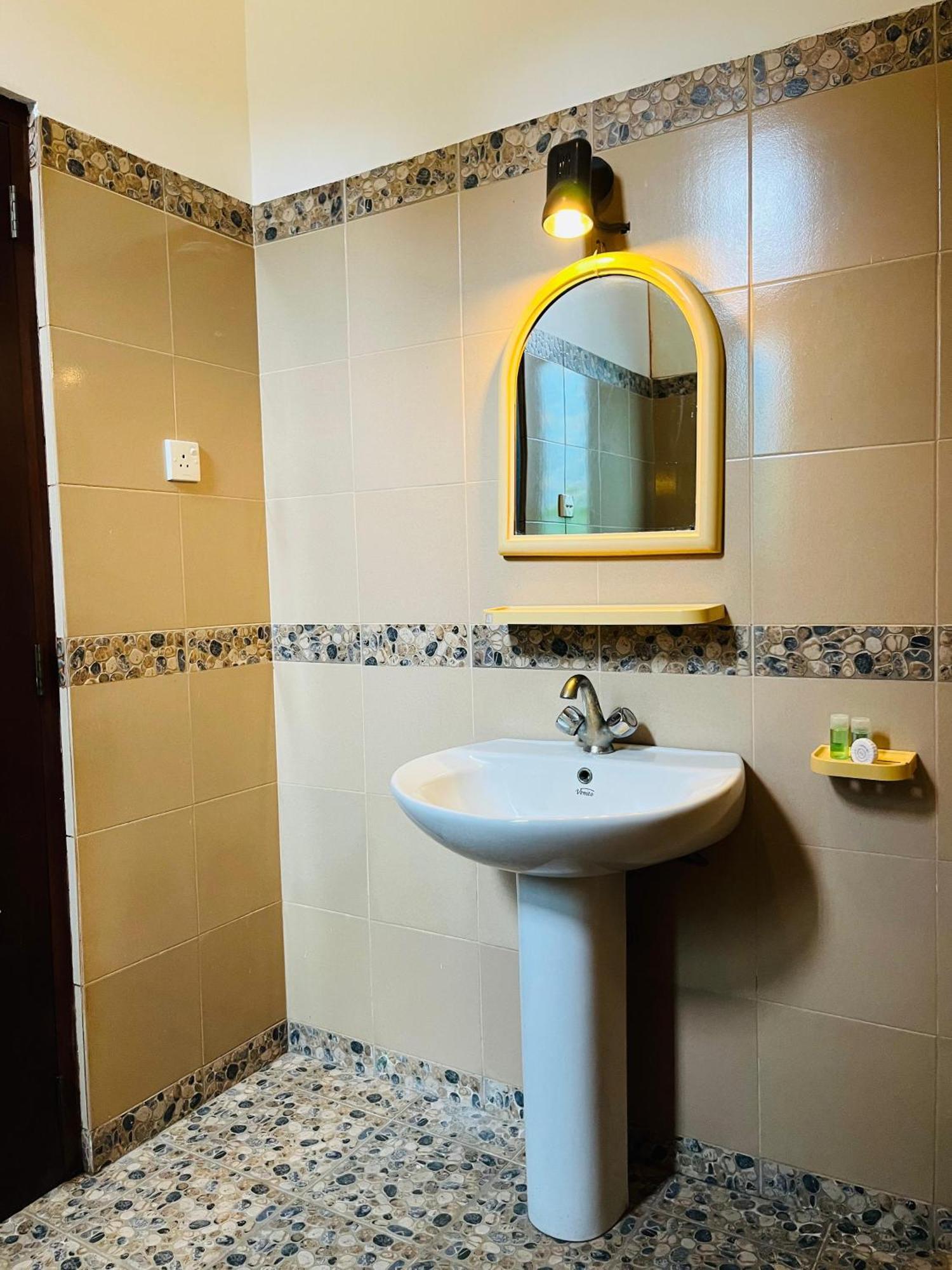 Hotel Blue Bird Negombo Esterno foto