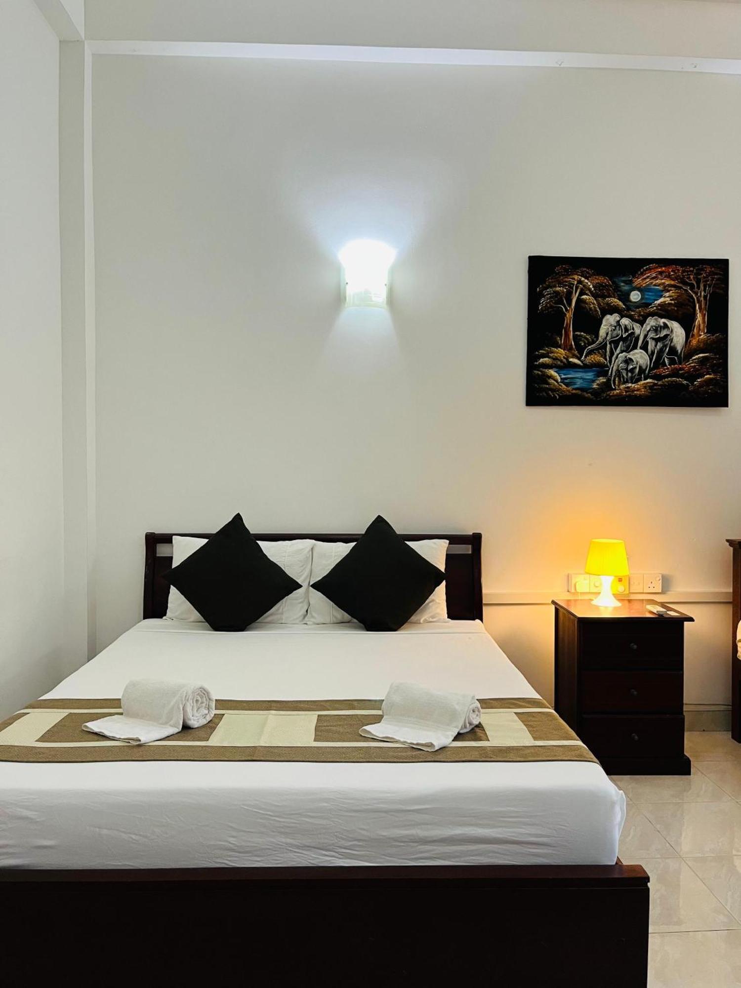 Hotel Blue Bird Negombo Esterno foto
