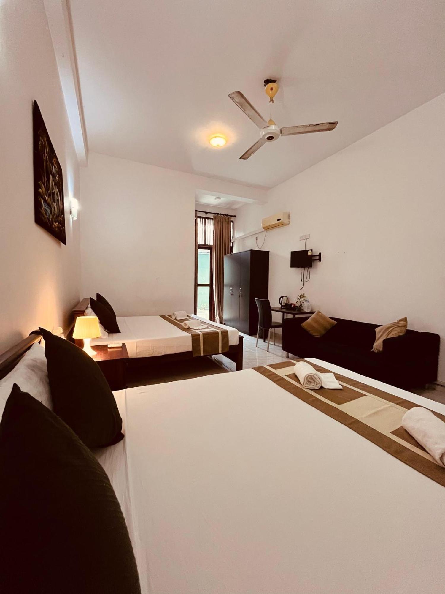 Hotel Blue Bird Negombo Esterno foto