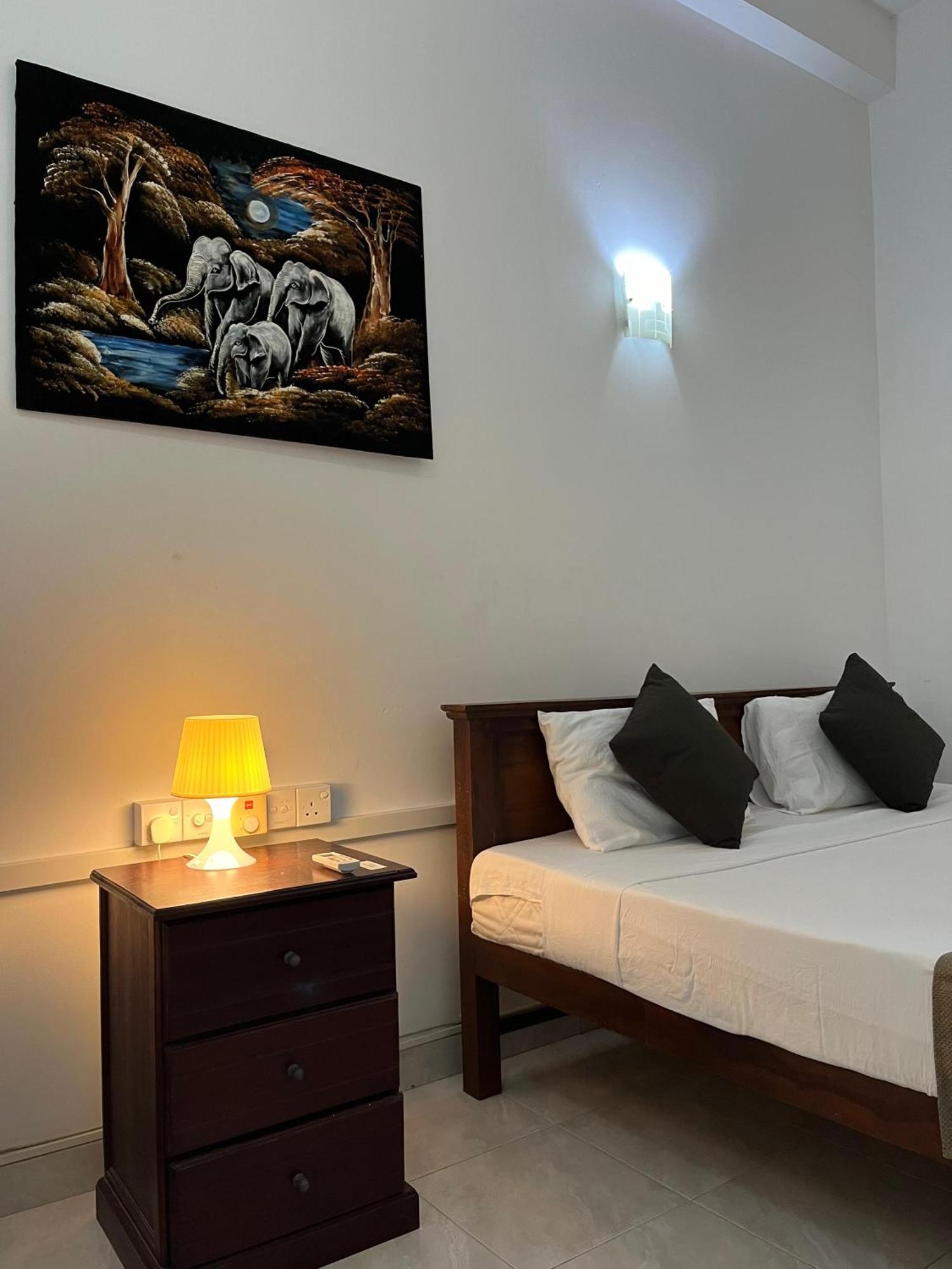 Hotel Blue Bird Negombo Esterno foto