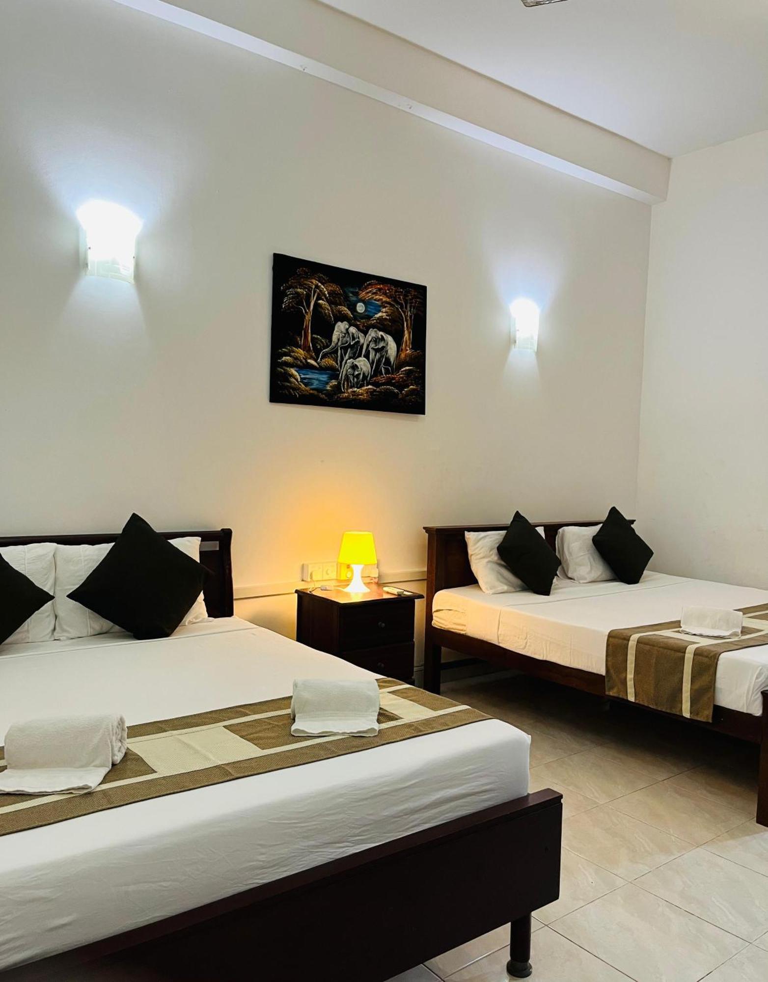Hotel Blue Bird Negombo Esterno foto