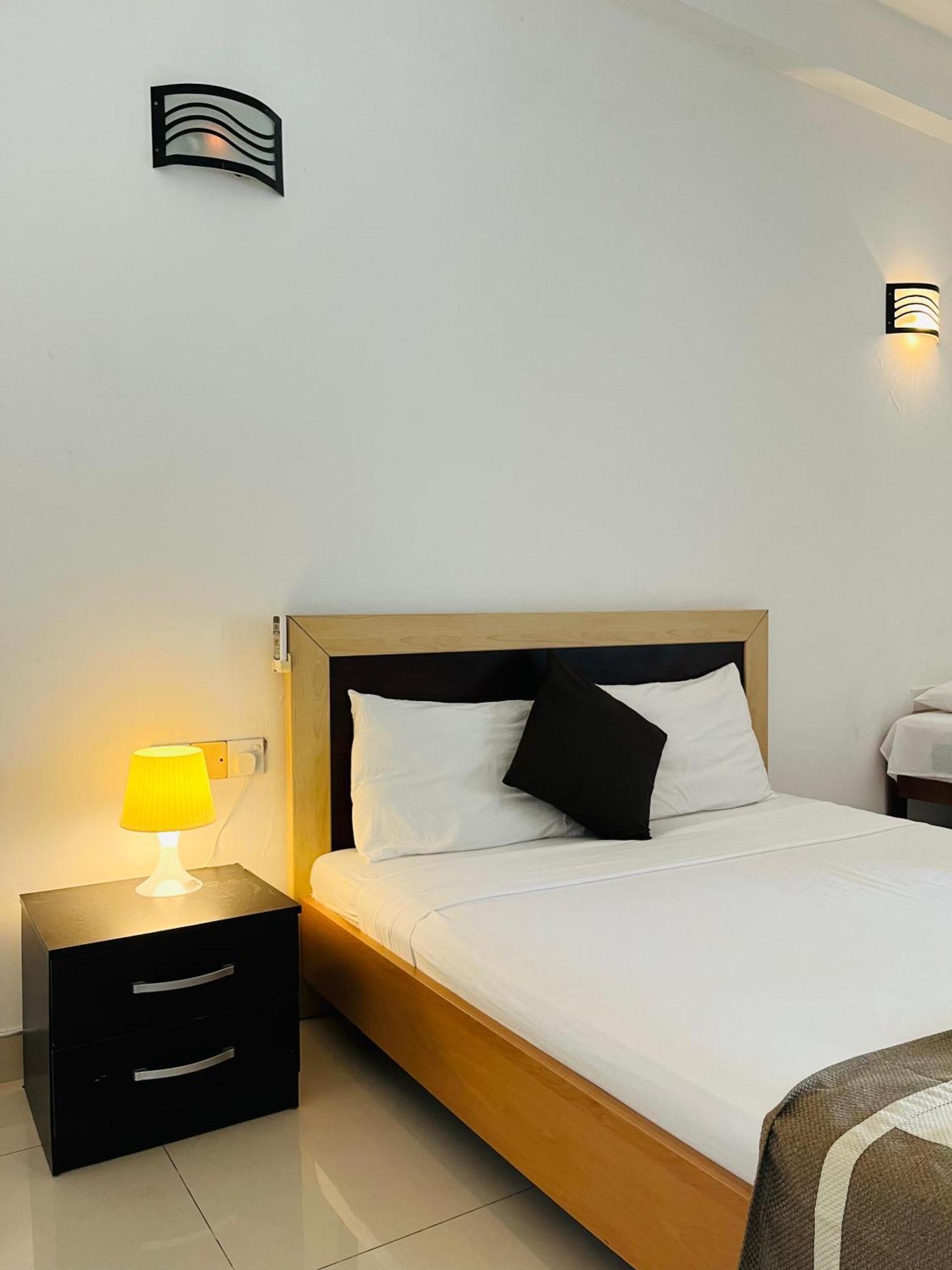 Hotel Blue Bird Negombo Esterno foto