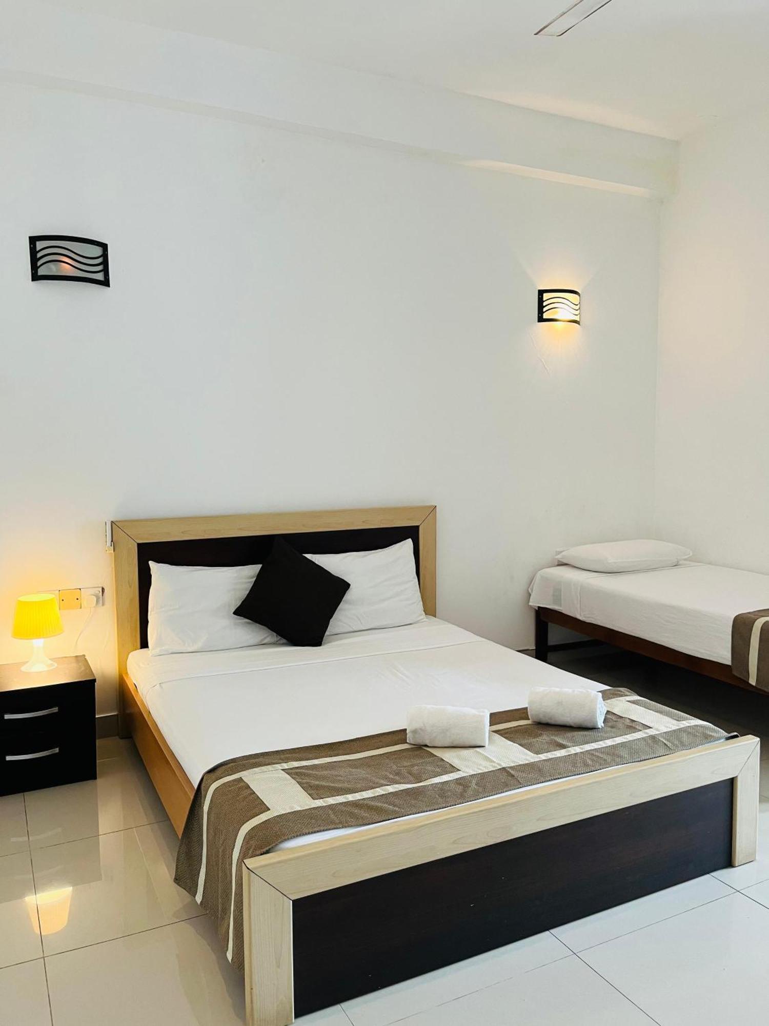 Hotel Blue Bird Negombo Esterno foto
