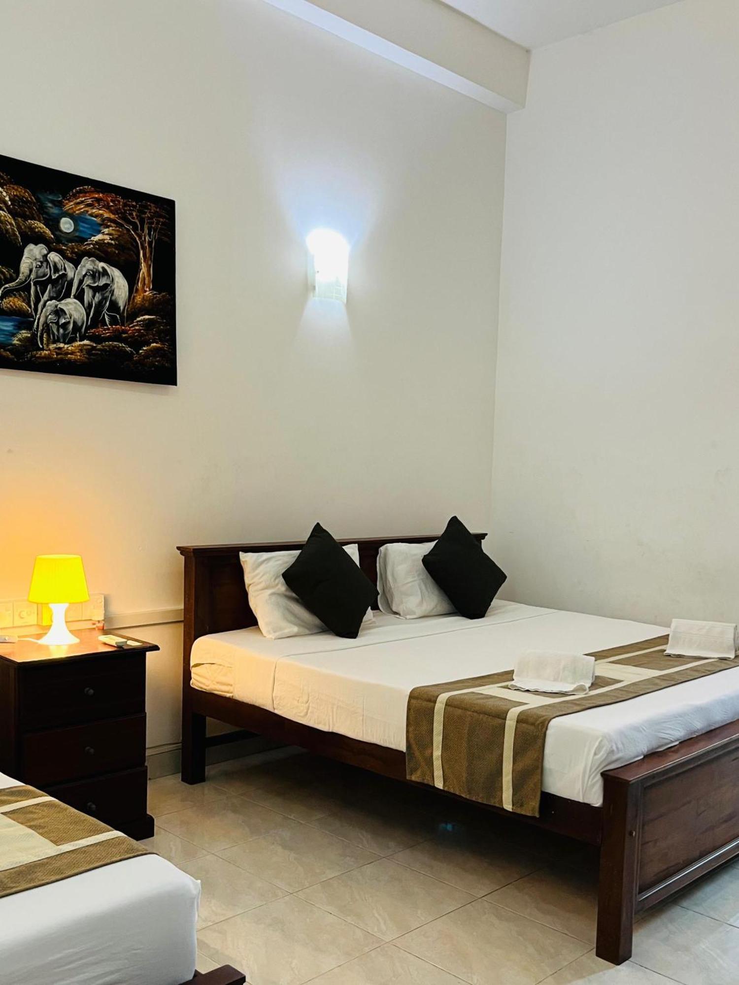 Hotel Blue Bird Negombo Esterno foto