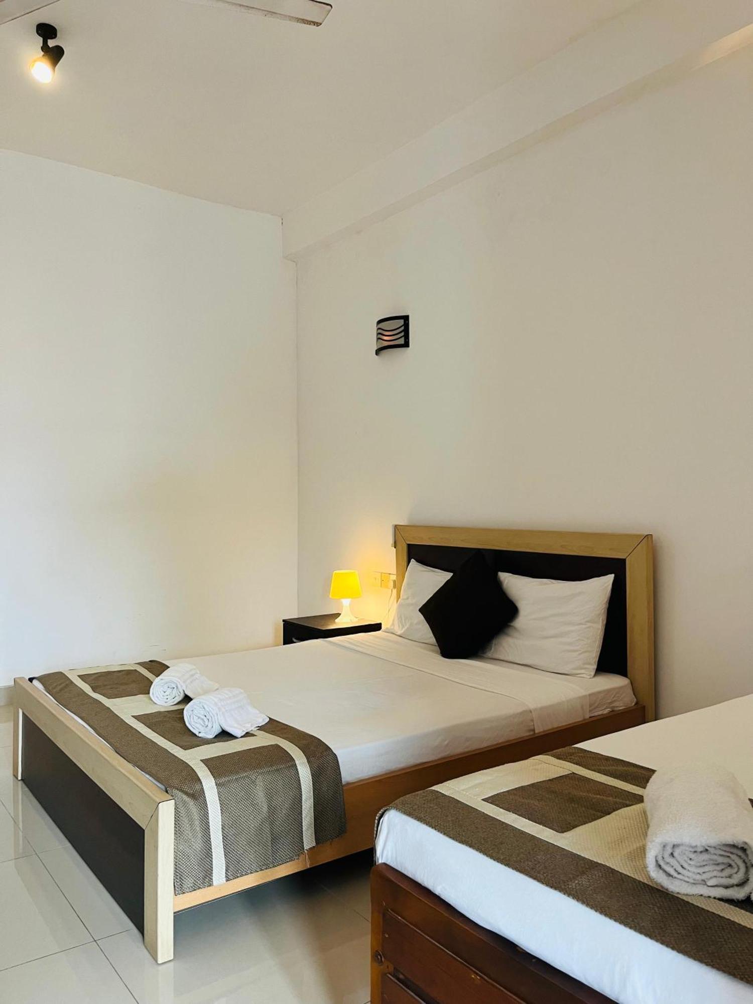 Hotel Blue Bird Negombo Esterno foto